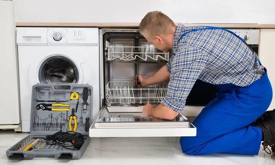 Kuşadası Viessmann servisi teknisyen ekibi beyaz eşya tamiri yaparken